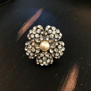 ✨✨Pave cocktail flower ring with center pearl!